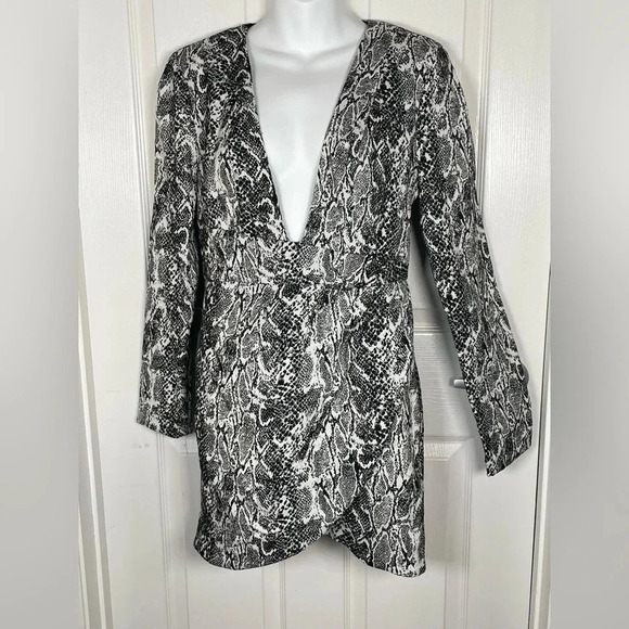 ✨NBD Jamie Mini Dress in black & white‎ snake print - Picture 4 of 10